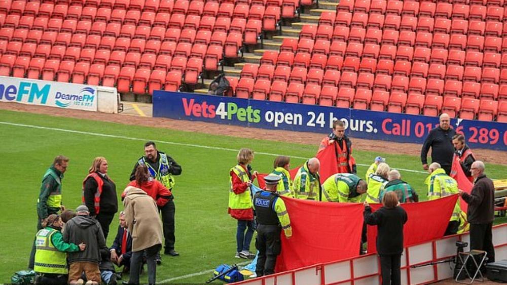 بالصور | مرض مشجع يتسبب في إلغاء مباراة بالدرجة الثانية الإنجليزية