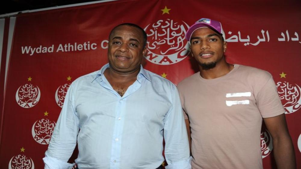 لاعب الوداد الجديد يكشف لـ"البطولة" حقيقة أدائه القسم بعدم حمل قميص الرجاء