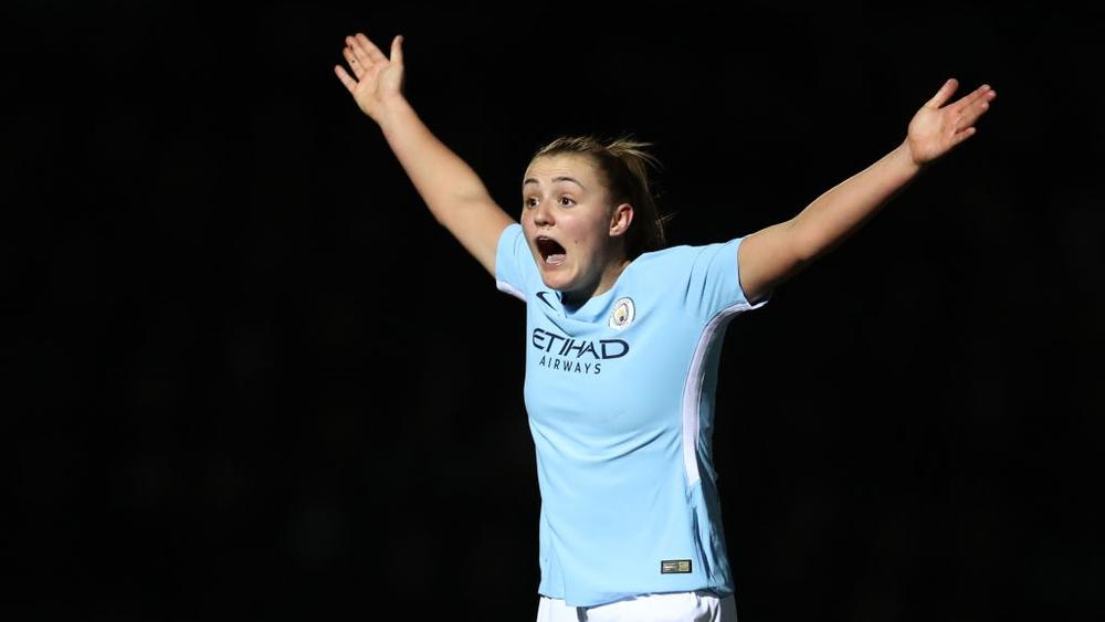 بالفيديو | لاعبة مان سيتي تسجل أحد أغرب الأهداف العكسية