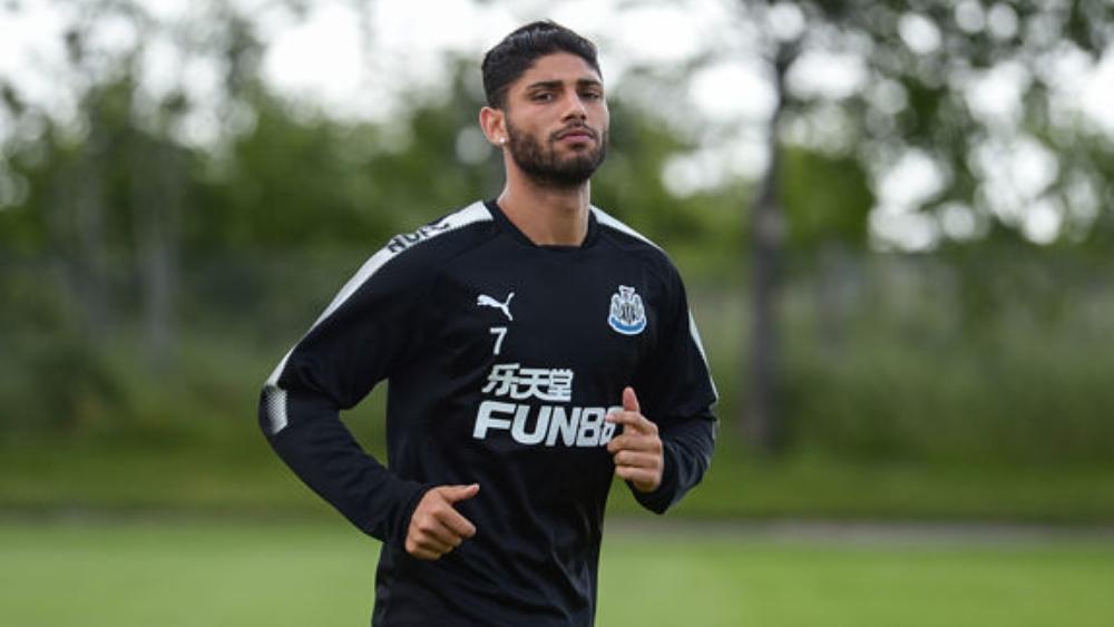 لزعر يُقدِّم إشارات إيجابية لبينيتيز .. هل يلتقطها الإسباني؟