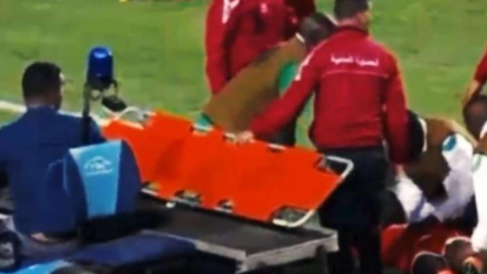 بالفيديو | طبيب تونس ينقذ لاعب الخصم من موت محقق