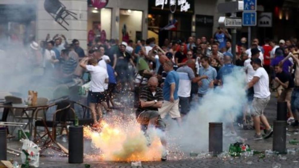 الهوليجانز يظهرون في شوارع إشبيلية قبل مواجهة إسبانيا وإنجلترا