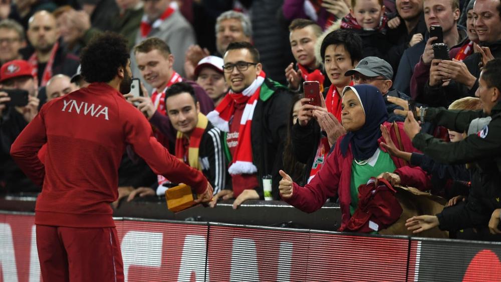 ما قصة المشجعة المصرية التي أهدت صلاح هدية من مدرجات أنفيلد؟