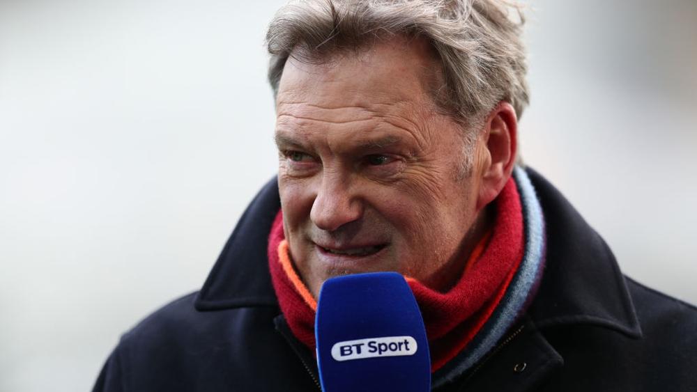 أسطورة إنجلترا "جلين هوديل" يسقط داخل الاستوديو التحليلي