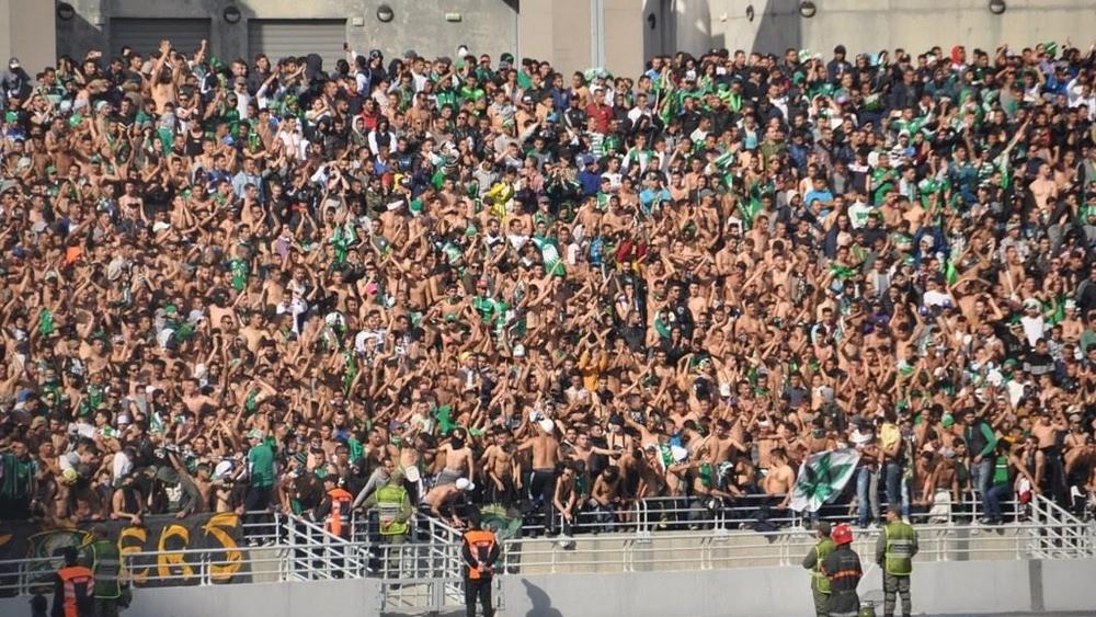 السلطات تمنع الجماهير من ادخال الشعارات و قارورات المياه في مواجهة الرجاء و الوداد الفاسي