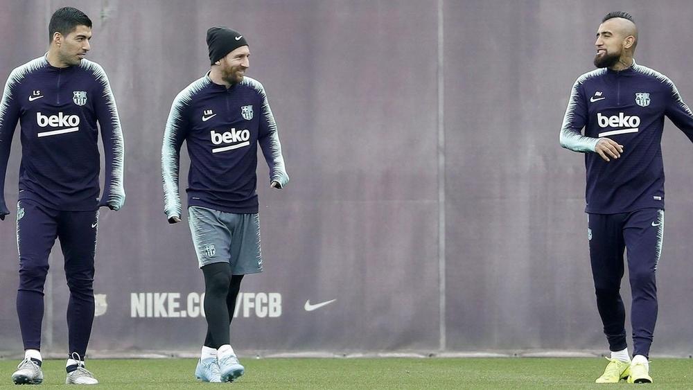 غياب مهاجم برشلونة عن التداريب... ميسي وأومتيتي يواصلان العمل مع المجموعة