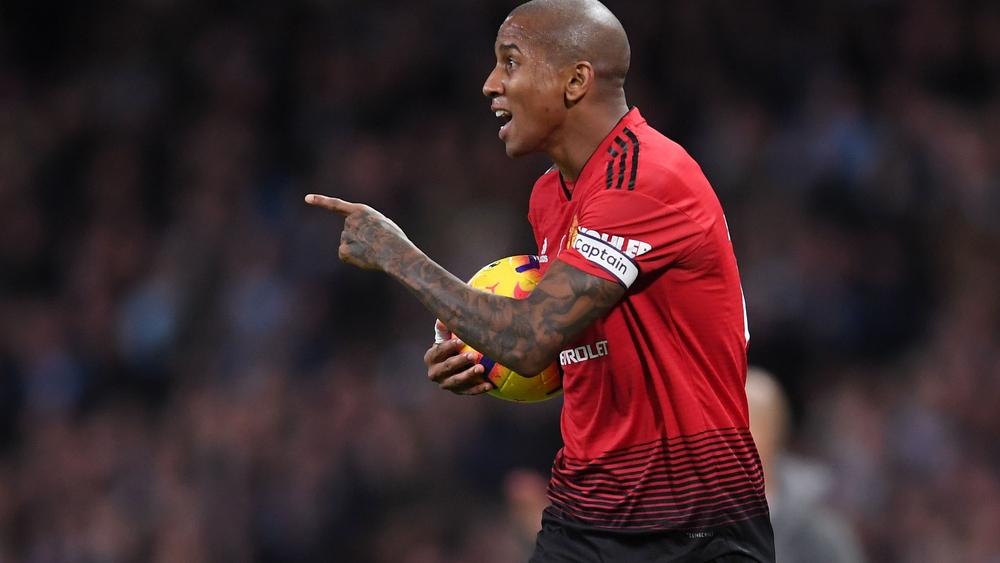 صدمة لجماهير اليونايتد، الإدارة تجدد لأشلي يونج