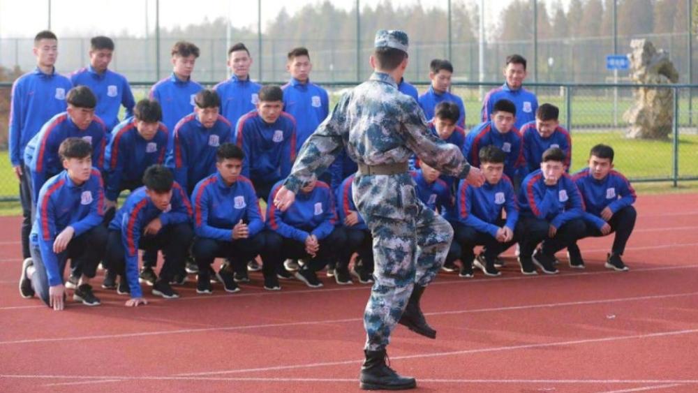 كرة القدم الصينية تمزج بين التدريب العسكري ومبادئ الحزب الشيوعي