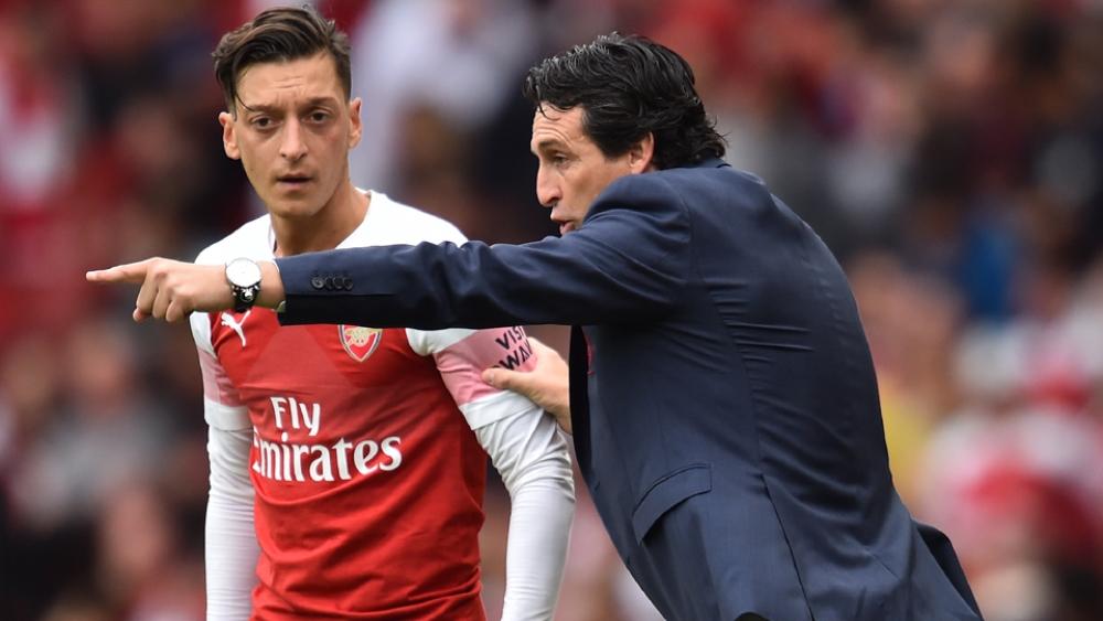 العائد أوزيل "لديه مستقبل مع أرسنال" بحسب إيمري