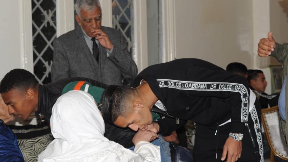 لاعبو فريق الرجاء في زيارة عزاء و مواساة لابن المرحوم رشيد البوصيري