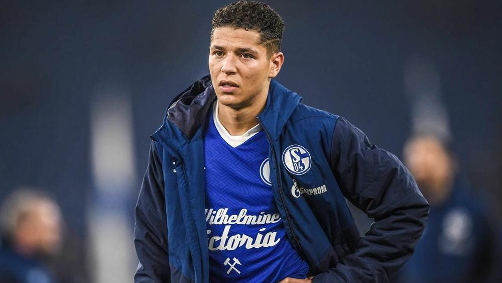 حاريت يغيب عن معسكر شالكه04 بإسبانيا .. هل يدنو المغربي من المغادرة؟