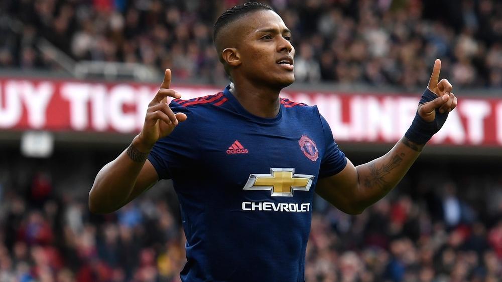 اليونايتد يرفض التجديد لفالنسيا ويقدمه هدية للإنتر