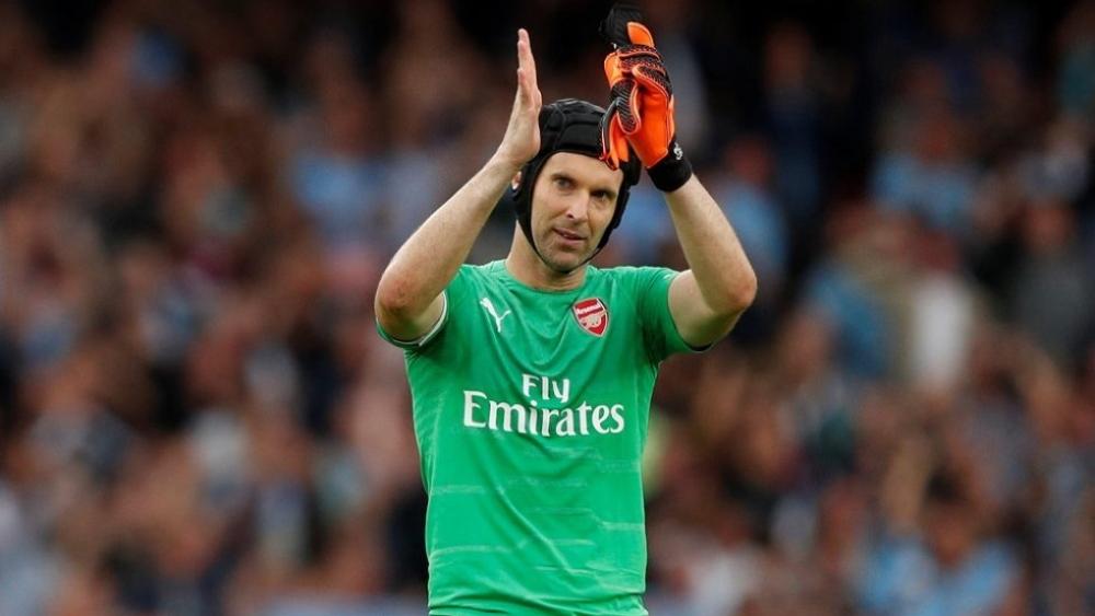 تشيك حارس أرسنال يُعلن اعتزاله نهاية الموسم