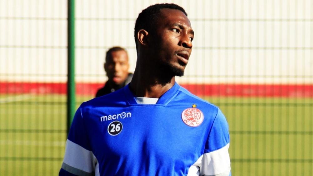 طبيب الوداد:"كومارا أصبحت حالته الصحية جيدة.. ورجوعه إلى الميدان سيستغرق أسبوعين"