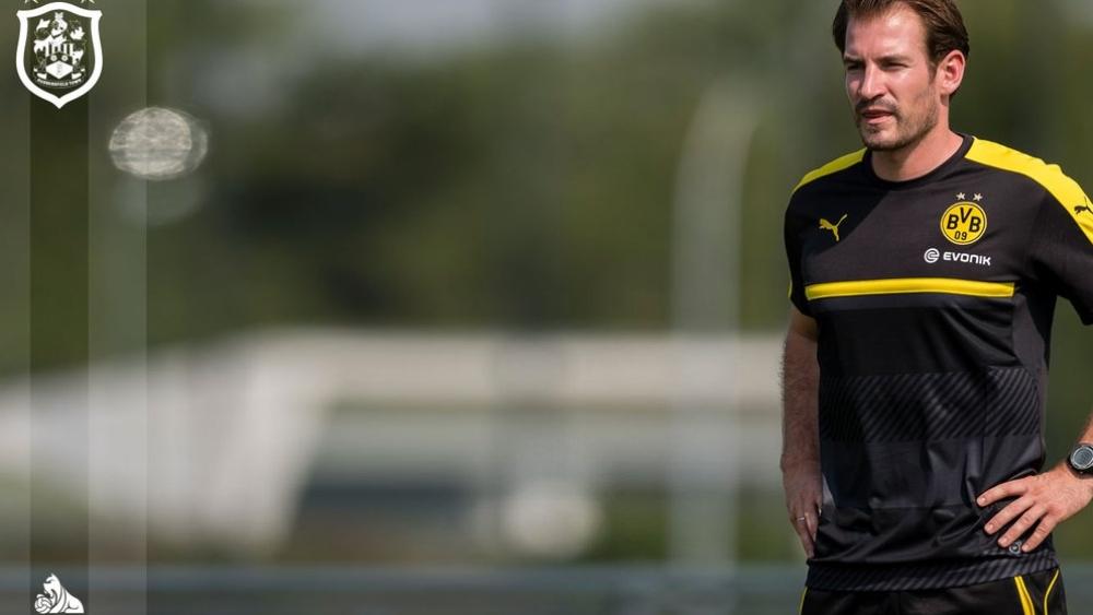 تعيين مدرب ألماني لقيادة نادي هيدرسفيلد تاون