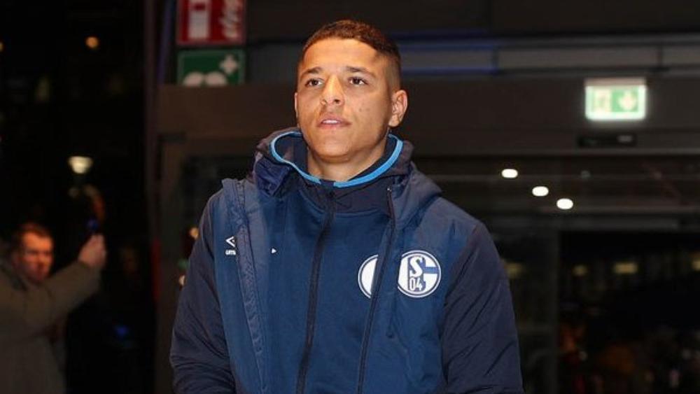 لاعبو شالكه يدافعون عن حاريث.. والفرصة تنتظره حتى نهاية الموسم