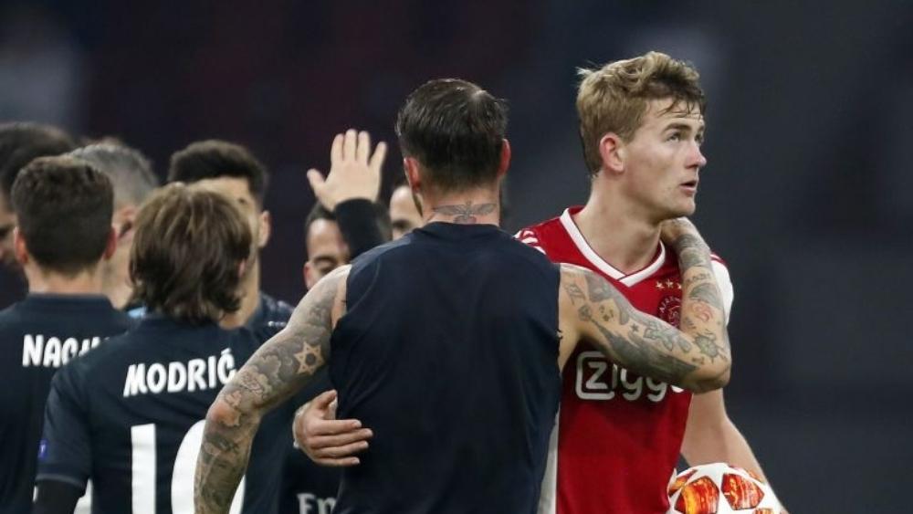 هل قائد أياكس لم يكن يعلم أن المباراة ستلعب بتقنية الـ'VAR'؟