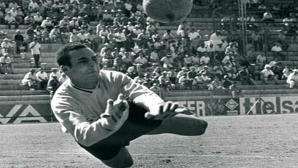 "نجوم كرة القدم الوطنية" يشاركون في مباراة استعراضية تكريما لحميد الهزاز