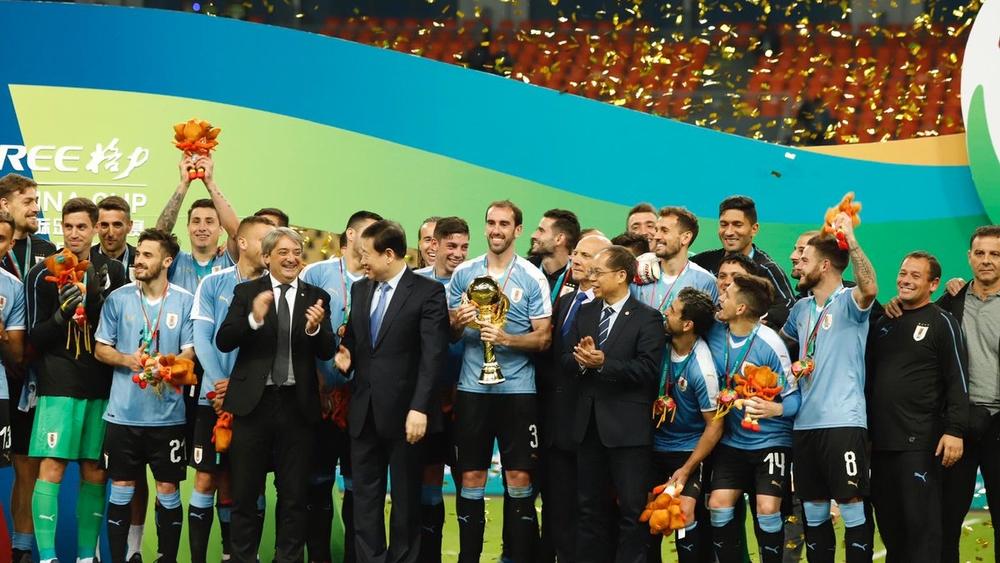 الأوروغواي تُتوج بطلة لكأس الصين الدولية باكتساحها تايلاند