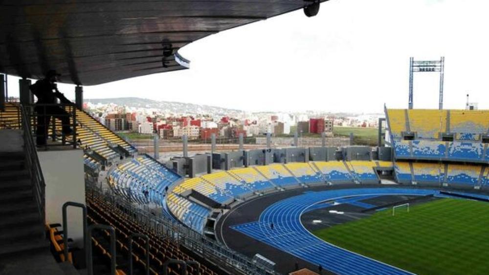 الرِّياحُ "تَفْضَحُ" ملعب "ابن بطوطة" وتُدْخِلُهُ قفص الاتِّهام