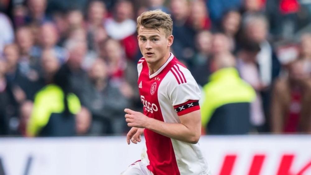 برشلونة يقترب من حسم صفقة دي ليخت