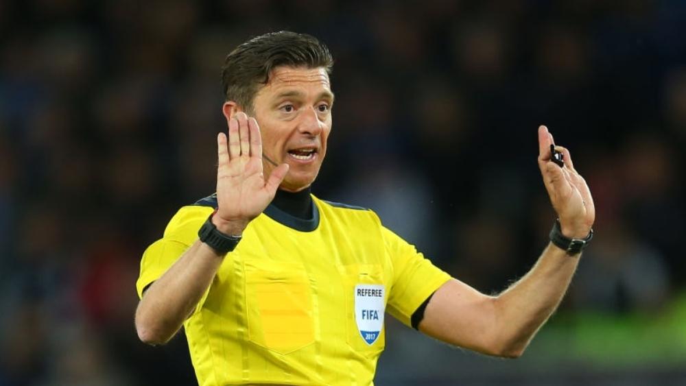 حكم إيطالي يقود مباراة مانشستر يونايتد-برشلونة