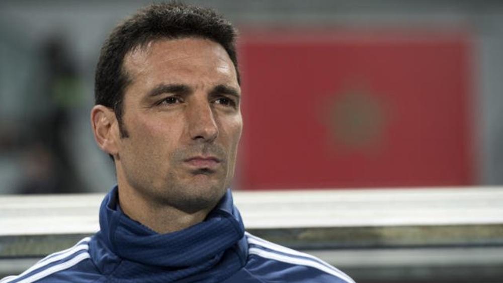 مدرب الأرجنتين "سكالوني" يتعرض لحادث قوي