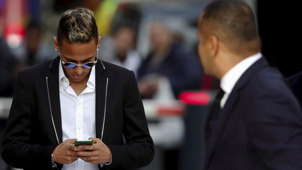 مكالمة هاتفية من نيمار تثير الرعب في ريال مدريد