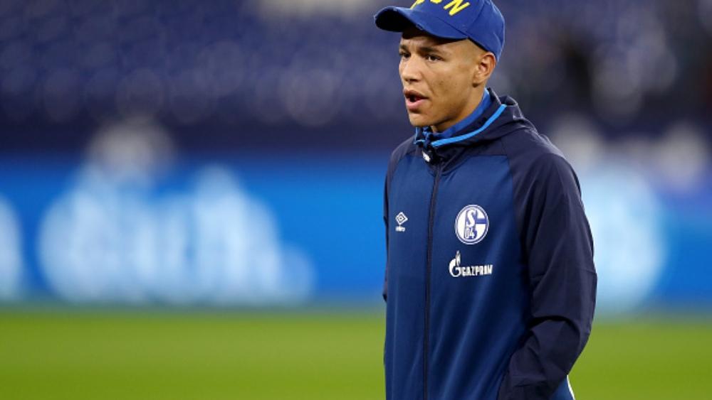 حاريت يرزق بمولودته الأولى وينشر صورتها محتفلاً