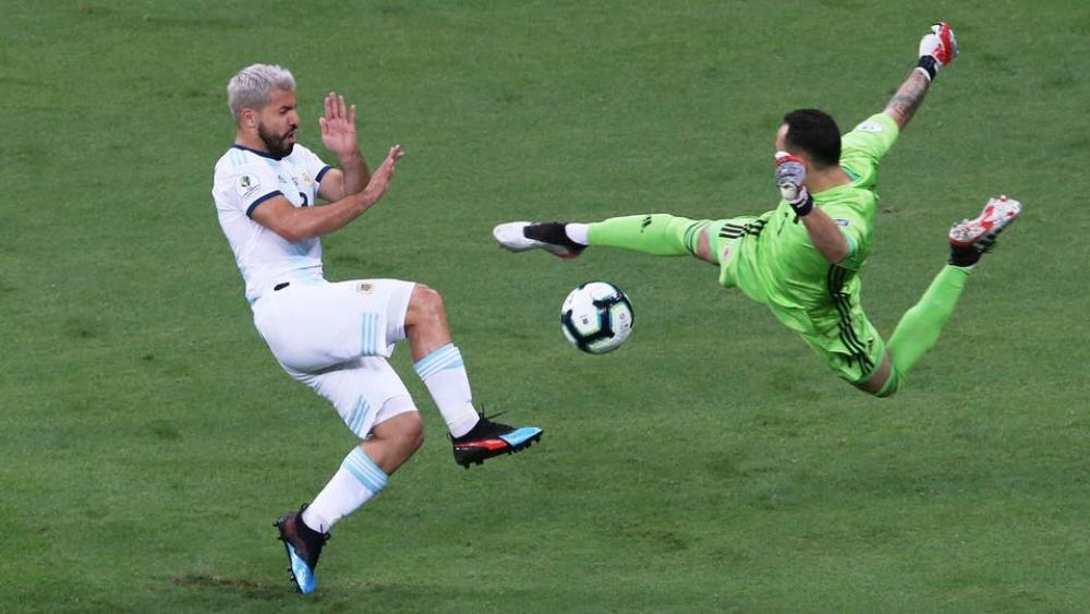 أوسبينا يغادر كوبا أميركا بسبب والده