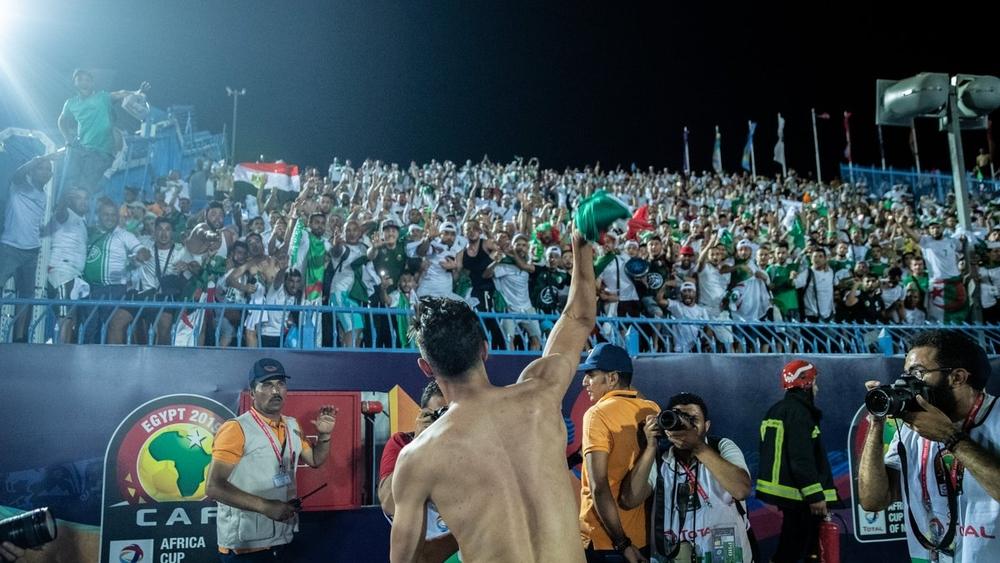 الجماهير الجزائرية تستعد لـ"احتلال" ملعب القاهرة.. 10 طائرات لنقل المشجعين الجزائريين إلى مصر