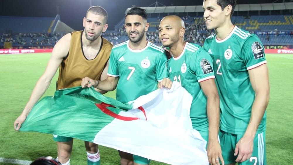 الكاف: ثعالب الصحراء من البعد عن المنافسة للمرشح الأول و محرز يؤكد: "يجب أن نستغل الفرصة ونفوز بهذه البطولة"