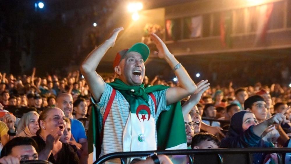 "الكاف" يبرز مواجهة الجزائر والسنغال كثامن نهائي يجمع منتخبين تواجها بالمجموعات