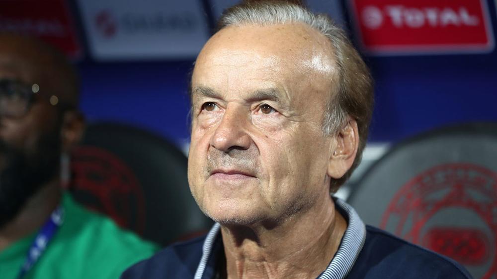 الجارديان | الجامعة المغربية تفاوض مدرب نيجيريا "روهر"