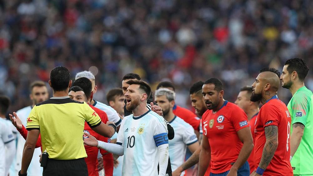 إيقاف ميسي مباراة واحدة بعد "هجومه" على الـ"كونميبول"!