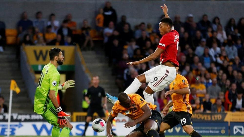 تألق مارسيال يواجهه "قلة إبداع" خط وسط يونايتد