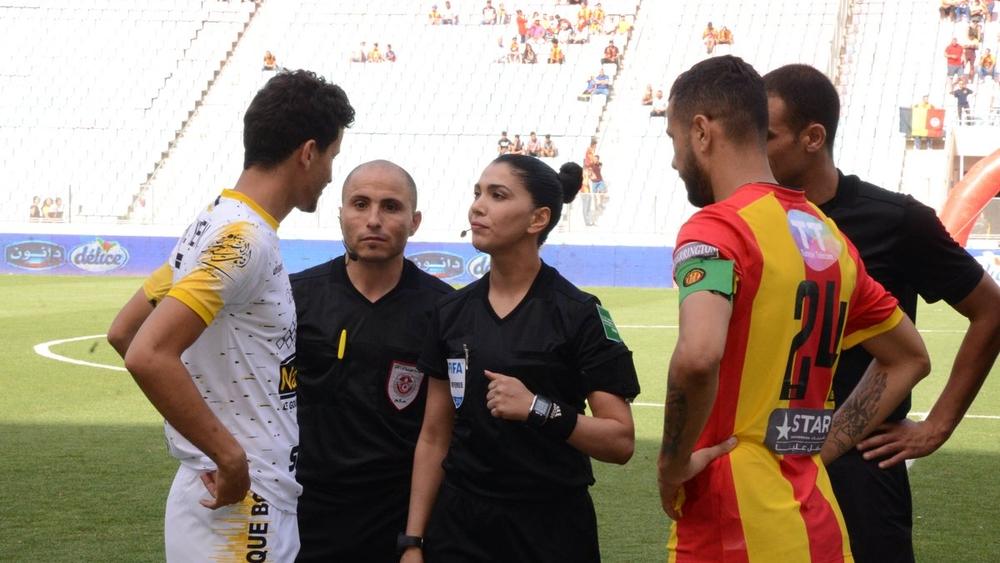 بعد أن أصبحت أول عربية تقود مباراة للرجال.. التونسية درصاف تحلم بالتحكيم في مونديال الكرة للرجال