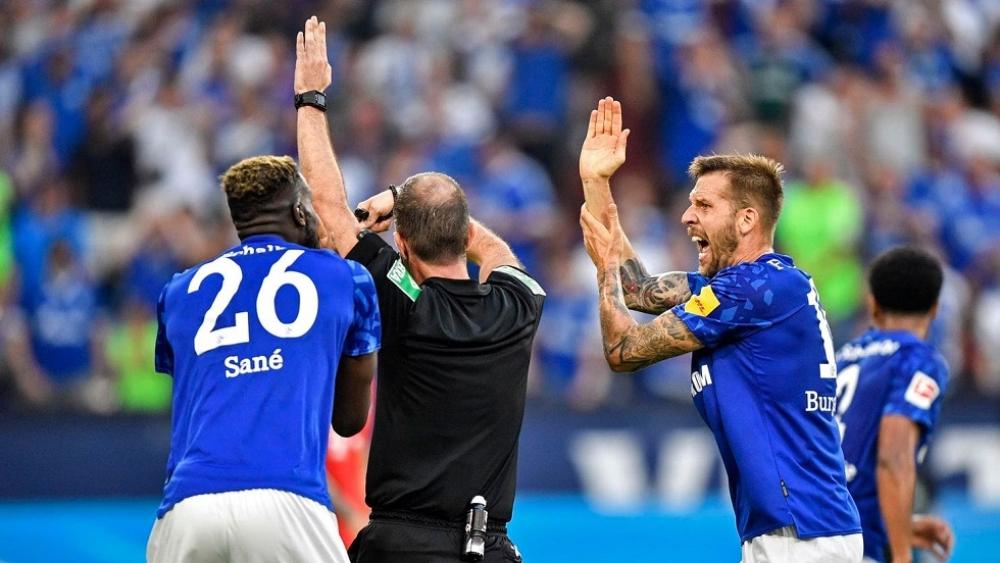 بعد حرمان فريقه من ضربتي جزاء.. مشجع لشالكه يقدم شكوى ضد حكم حكم مباراة فريقه أمام بايرن!