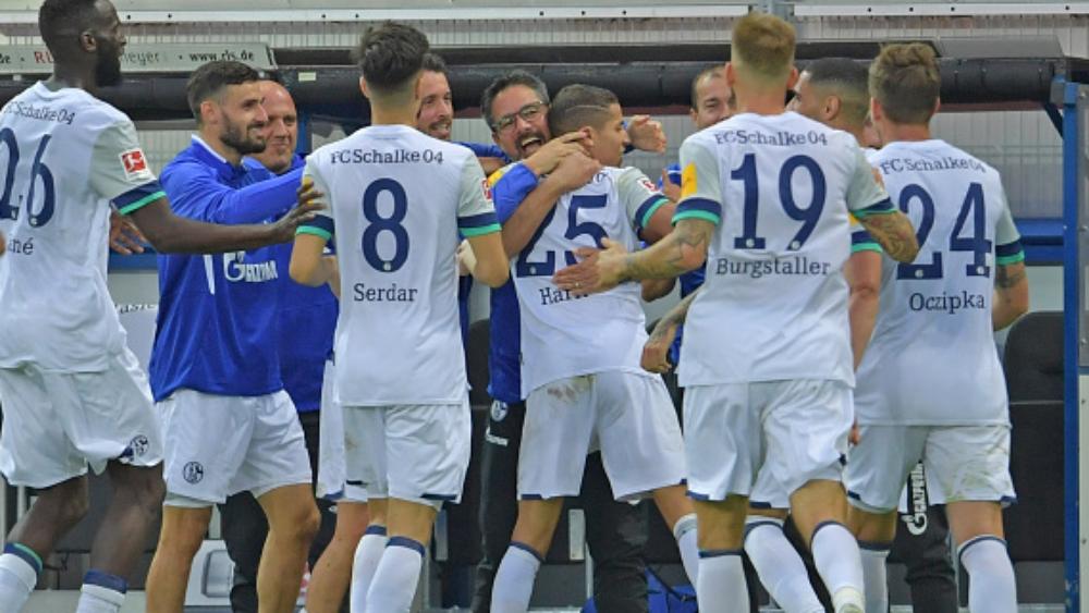 حاريت يسجل ثنائية .. ويقود شالكة لانتصار بخماسية في البوندسليغا