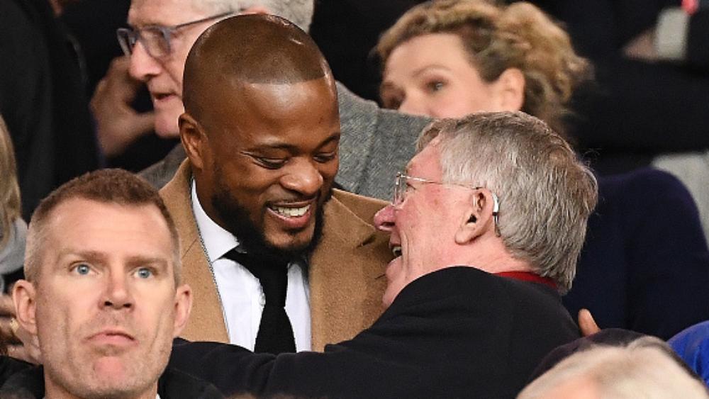 إيفرا يُهيج جماهير اليونايتد على الإدارة برسالة على الملأ