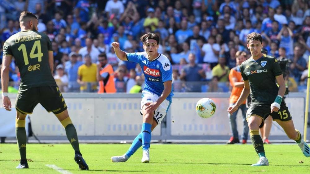نابولي يُخمد محاولات بالوتيلي .. ويدخل مربع الكبار في الكالتشيو