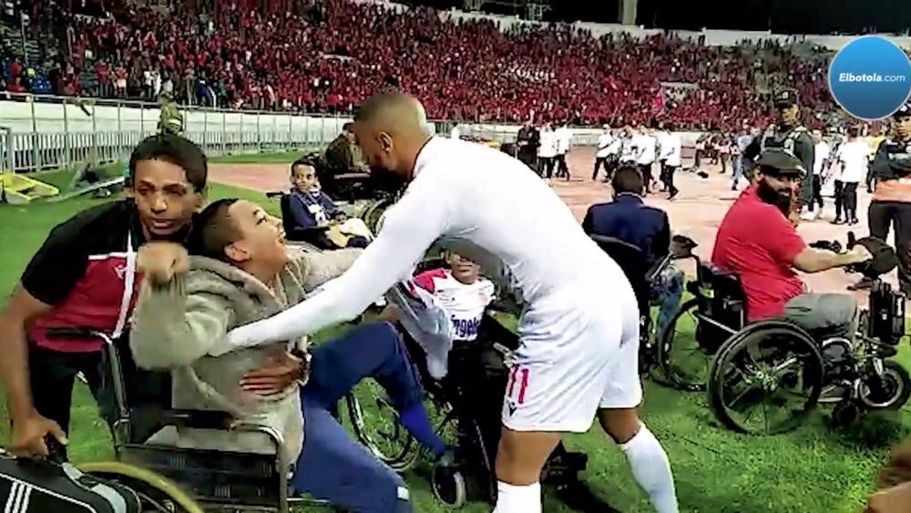 الحداد يرْسُم البسمة على "طِفل ودادي" .. الإنسانية هي المغزى الحقيقي للكرة