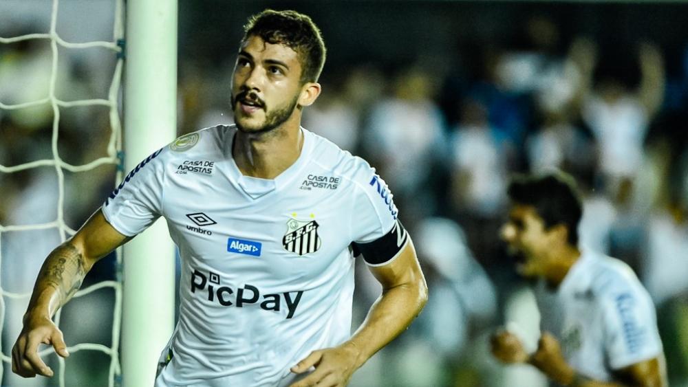 سانتوس يهزم بالميراس ويصعد للوصافة في الدوري البرازيلي