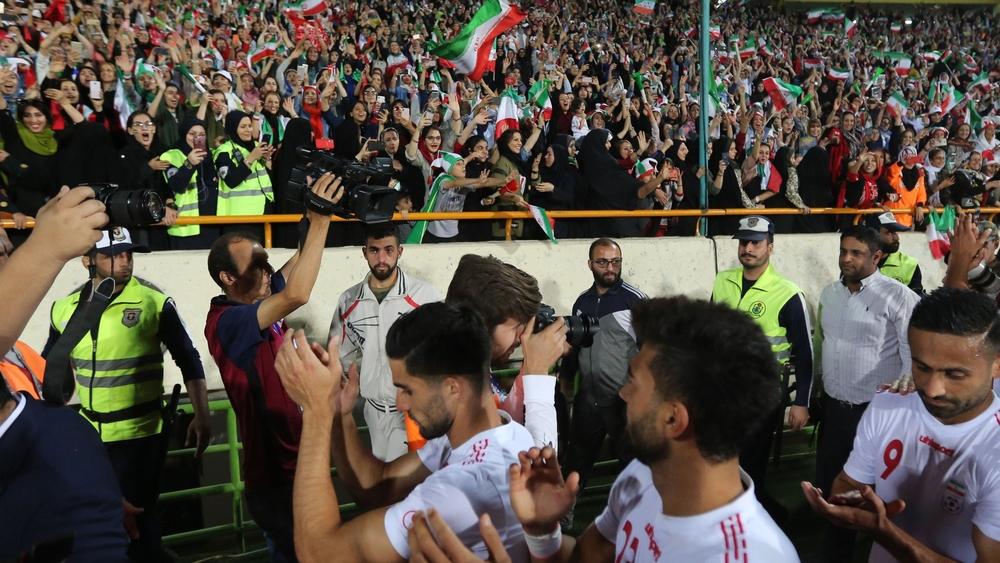 إيران تمطر شباك كمبوديا (14-0).. بحضور النساء بعد منعهن لمدة 40 عاما!