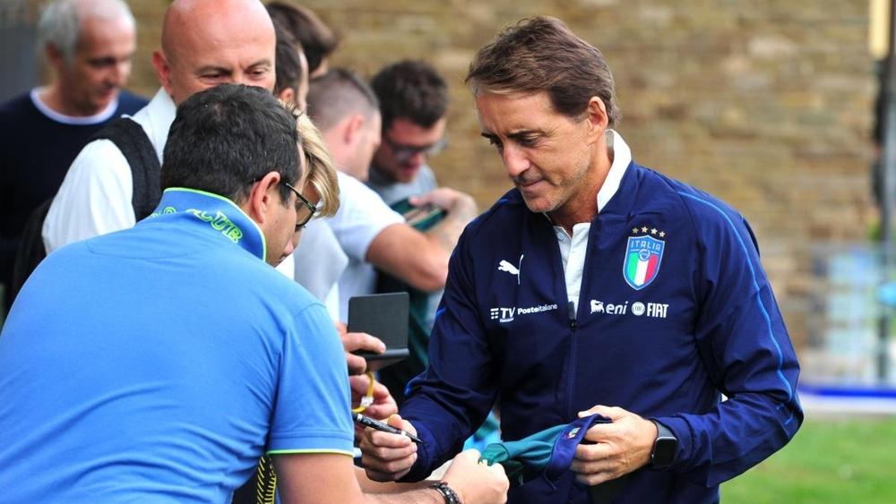 مانشيني يختار دوناروما كحارس أول.. ويكشف موقفه من تغيير لون قميص المنتخب: "أُفضل الأزرق أو الأبيض"