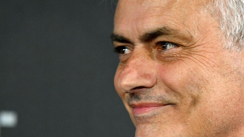 مورينيو يستبعد ميسي وكريستيانو ويختار أفضل لاعب شاهده على الإطلاق