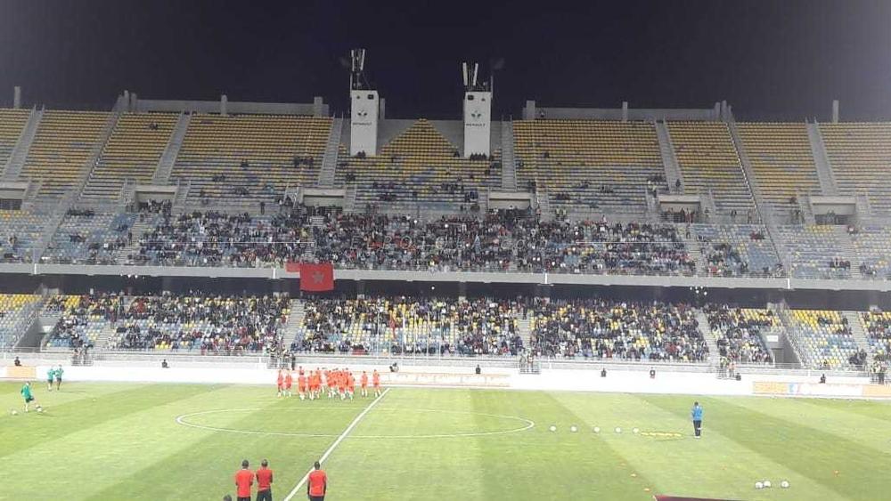 حضور جماهيري "ضعيف" قبل دقائق من إنطلاقة ودية المغرب و الغابون..و"التيفو" مهدد بالفشل!