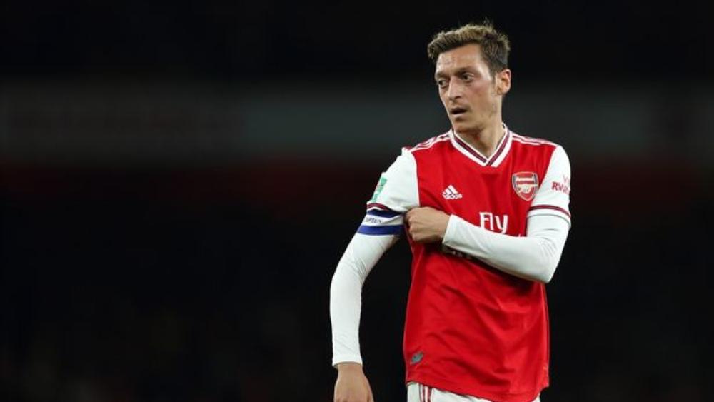 رغم غيابه عن التشكيلة الأساسية لأرسنال.. أوزيل يؤكد: "أرتبط بعقد حتى صيف 2021 وسأبقى حتى انتهائه"