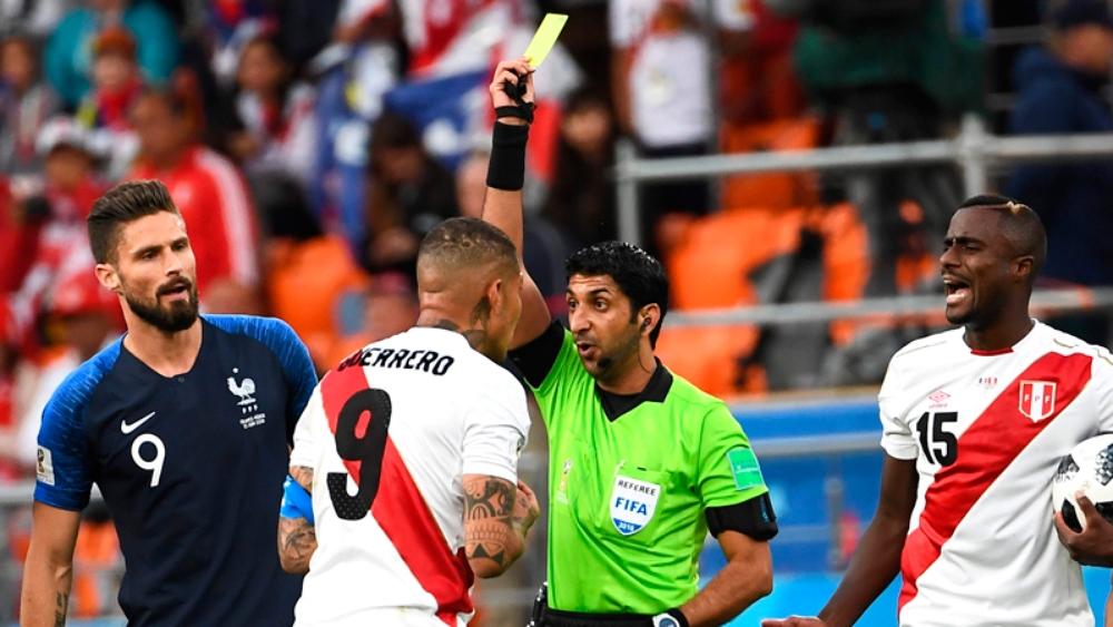 حكم "الديربي البيضاوي" بثوبه العربي..صرامة داخل 'المستطيل الأخضر" وتجربة مونديالية في مباراة "بطل العالم"