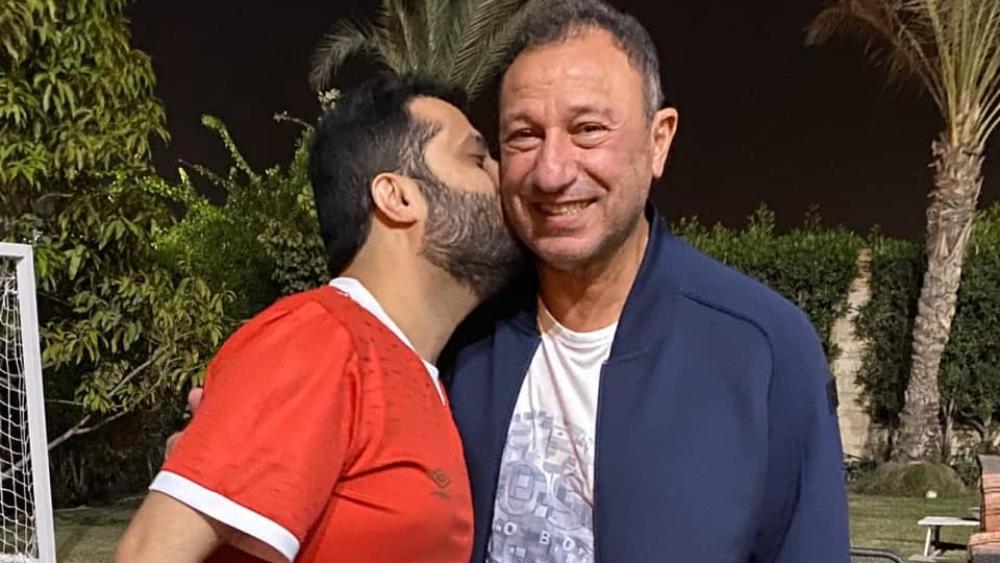 بالقُبلات وقميص الأهلي .. تركي آل الشيخ يتصالح مع الخطيب